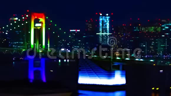 东京市区一座微型彩虹桥的夜间延时变焦视频的预览图