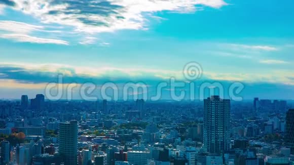 东京城市景观高角度宽镜头倾斜的时间推移视频的预览图