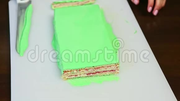 上观奶油水果分层蛋糕与绿色镜面釉视频的预览图