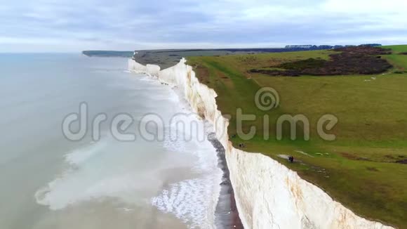 令人惊叹的七姐妹在英国海岸白色悬崖从上面视频的预览图