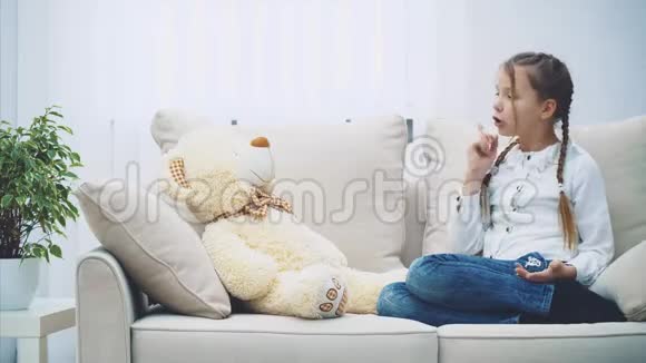 可爱的小女孩坐着和她的泰迪说话斥责它摇头和手指视频的预览图