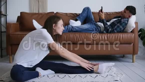 幸福平静的家庭休闲概念丈夫在舒适的客厅里的皮革沙发上放松使用智能手机视频的预览图