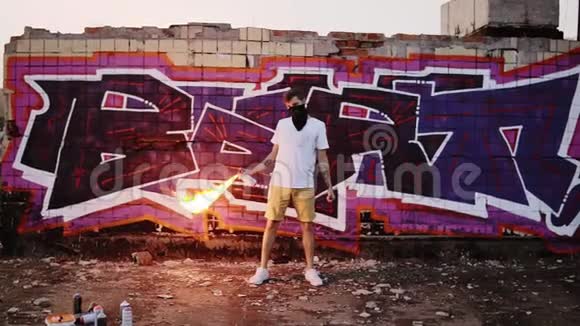 在巴拉克拉瓦一位城市涂鸦艺术家用喷漆把他的画涂在街墙上视频的预览图