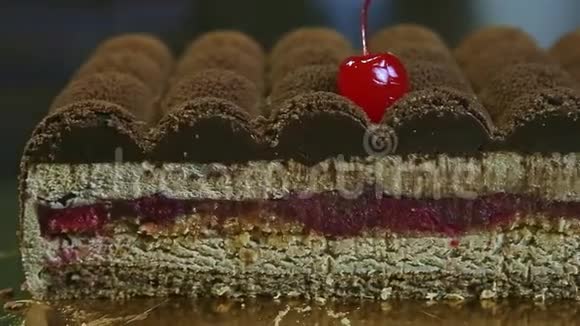 特写全景就在一半的现代形状巧克力蛋糕与果冻夹层视频的预览图