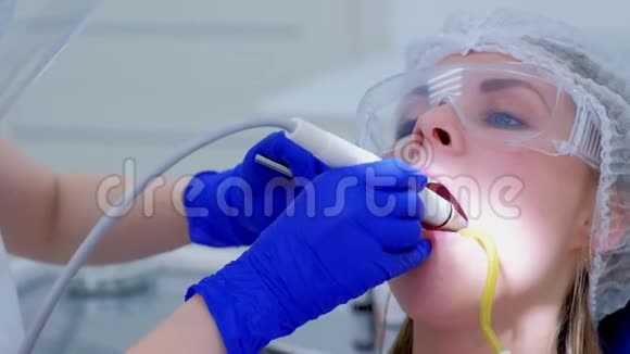 病人妇女在牙科超声洁牙手术中去看牙医视频的预览图
