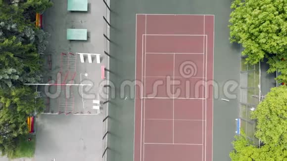网球场的俯视图公园的游乐场视频的预览图