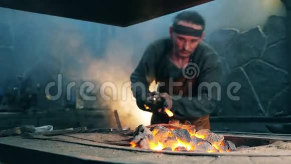 职业铁匠烧一把刀视频的预览图