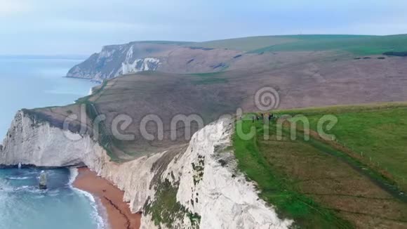 英国侏罗纪海岸的Durdle门鸟瞰图视频的预览图