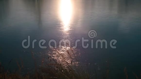 冬天的冰湖阳光反射在冰中视频的预览图