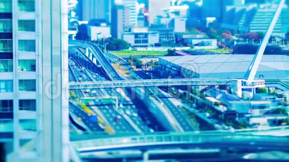 东京市区一条微型公路的延时倾斜变焦视频的预览图