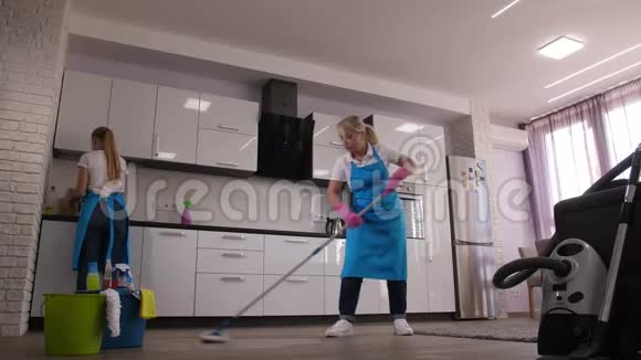 勤劳的女清洁工在家里打扫卫生视频的预览图
