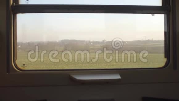 从火车窗口观看秋天的田野视频的预览图