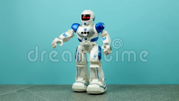一个玩具机器人走过机器人在瓷砖上后面有一堵蓝色的墙机器人是蓝色的有红色的视频的预览图