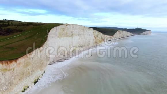 英国海岸的白色悬崖鸟瞰图视频的预览图