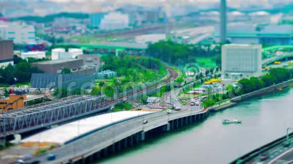 东京新川湾附近城市景观倾斜的时间推移视频的预览图