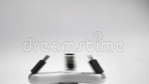 在白色背景上分离出飞飞旋旋转运动模糊和旋转轨迹视频的预览图