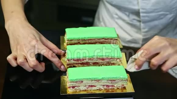 甜点用餐巾纸擦干净金色的看台上有分层的蛋糕部分视频的预览图