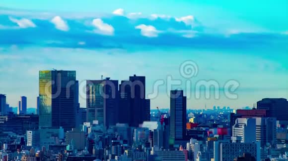 东京城市景观高角度长镜头倾斜的时间推移视频的预览图