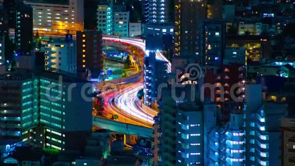 东京市区一条高速公路的夜间倾斜视频的预览图
