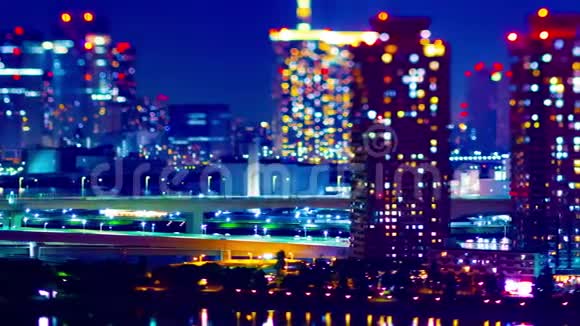 东京市区一条小型高速公路的夜间时间推移受到重创视频的预览图