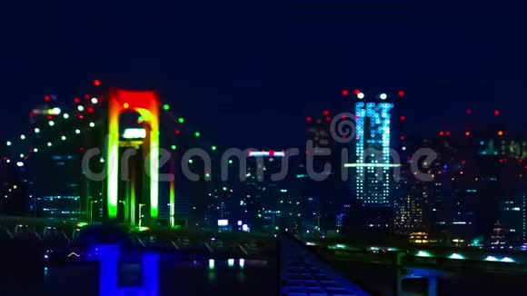 东京市区一座微型彩虹桥的夜间时间推移受到猛烈的抨击视频的预览图