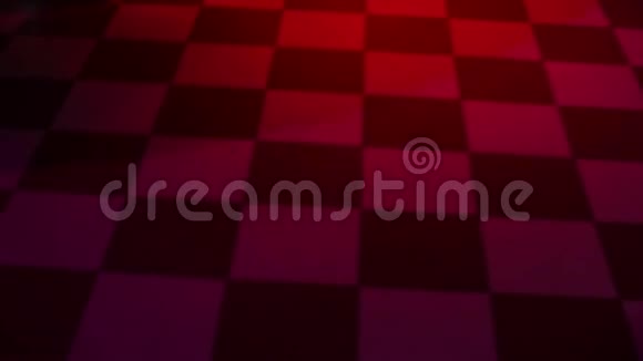 夜总会的地板是用红白相间的方形瓷砖做的视频的预览图