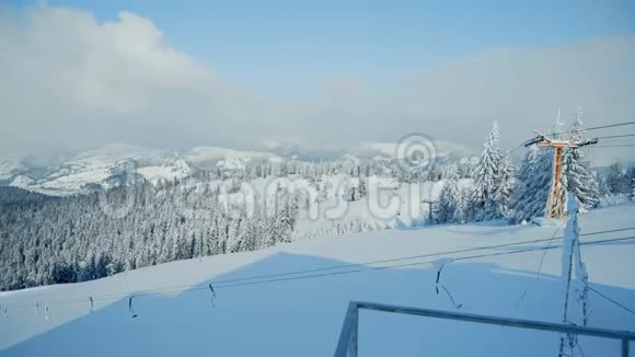 白雪覆盖的森林美丽的雪山景观全景视频的预览图