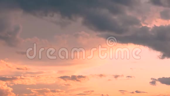 日落的天空明亮的天空与蓬松的云黄色橙色蓝色和洋红色黎明的天空视频的预览图