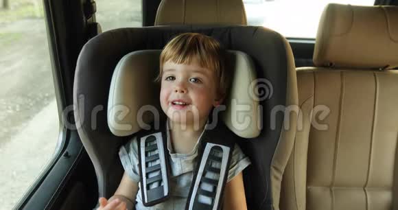 小男孩坐在孩子们车上视频的预览图