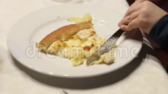 小孩把披萨切在盘子里视频的预览图