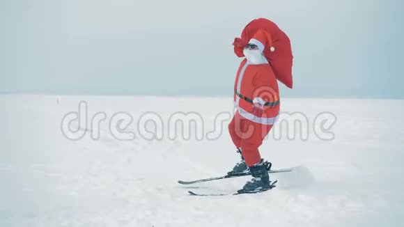滑雪板上的圣诞老人正迎风而走视频的预览图