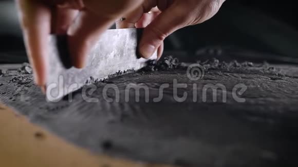 用工具特写男人的手专业人士在一个周期的帮助下从粘土中移除表单这就是视频的预览图