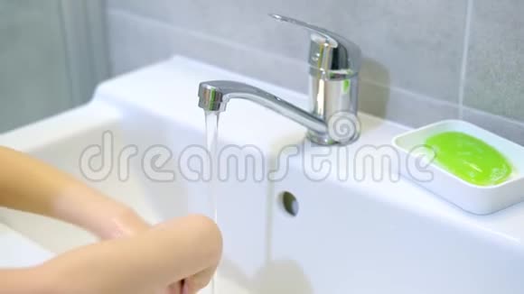 孩子正在现代浴室里用绿色肥皂洗手清洁卫生和预防4k个镜头视频的预览图