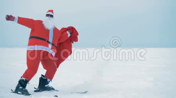 戴着太阳镜的圣诞老人正在雪地上滑雪视频的预览图