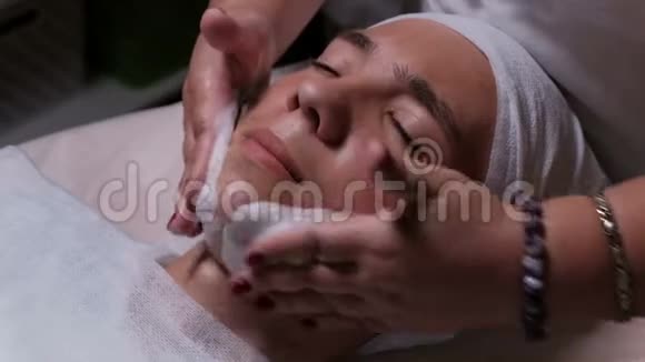 美容诊所的青少年男性客户在美容院做面部美容医用面部皮肤痤疮清洁近u视频的预览图