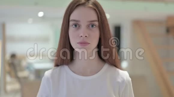 红发青年妇女用手停止签名肖像视频的预览图