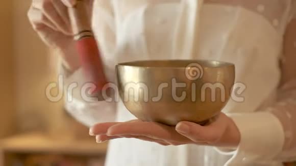 女人用唱歌碗做瑜伽视频的预览图