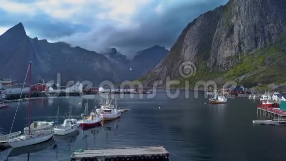 在洛福滕岛上一个小镇的港口飞过渔船视频的预览图