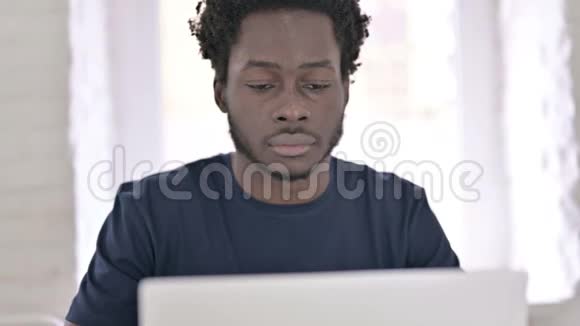 生病的非洲男人在办公室工作和咳嗽视频的预览图
