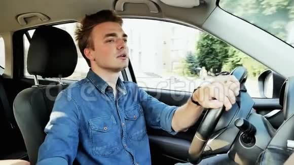 愤怒的司机开车人类的尖叫声和手势视频的预览图