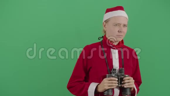 女圣诞老人看着望远镜视频的预览图