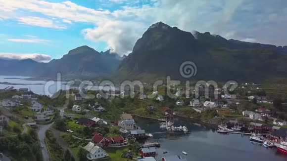挪威洛佛顿群岛上的渔城鸟瞰图视频的预览图