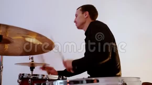 一个快乐的男子鼓手从音乐乐队演奏歌曲在工作室视频的预览图