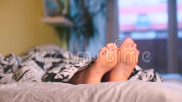 早上在家里躺在床上的女孩的脚视频的预览图