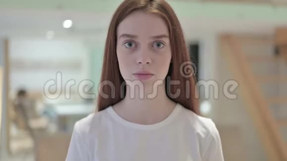 患病红发青年妇女咳嗽画像视频的预览图