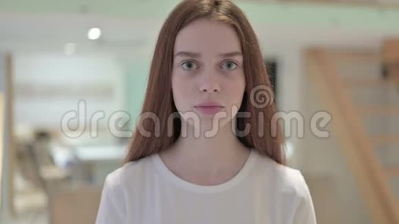 失望的红头发年轻女子愤怒的肖像视频的预览图