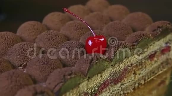 一半现代巧克力蛋糕的宏观景观在金色展台上旋转视频的预览图