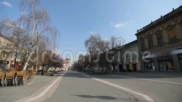 春天里空无一人的城市广场视频的预览图