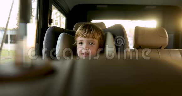 小男孩坐在孩子们车上视频的预览图
