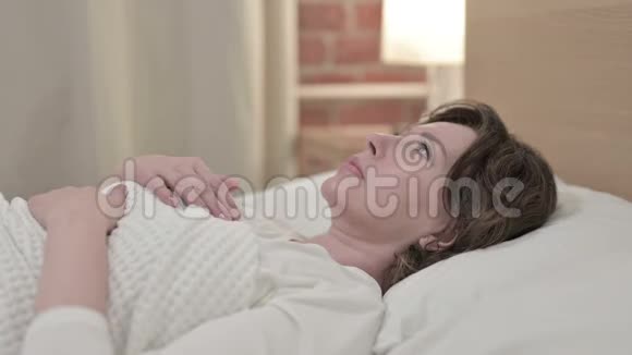 迷人的老妇人试图睡在床上视频的预览图
